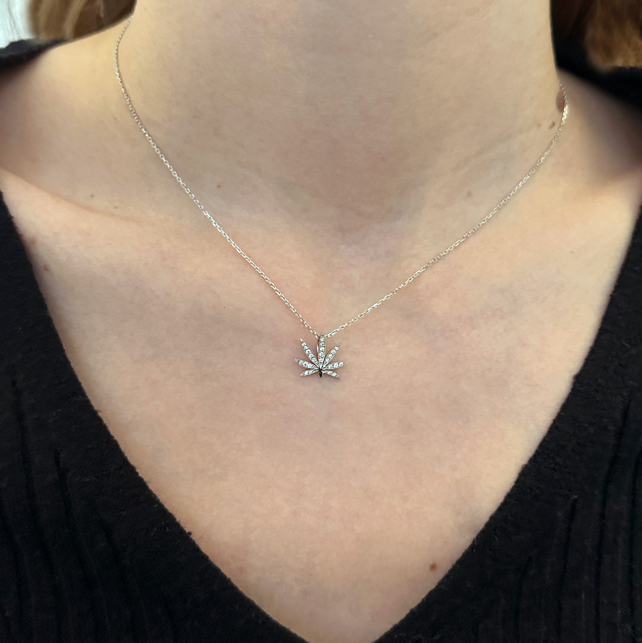 Necklace - Petite feuille des merveilles